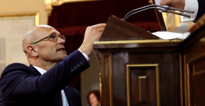 Raúl Romeva, senador electo de ERC en prisión preventiva, deposita su voto durante la sesión constitutiva del Senado. - EFE