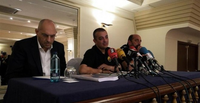 El portaveu d'Élite Taxi, Tito Álvarez, el taxista Cesc Roca i el jurista Elpidio José Silva. Europa Press