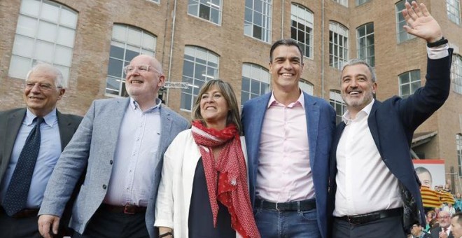 El president del Govern espanyol, Pedro Sánchez, al costat de l'alcalcable per Barcelona, Jaume Collboni, la candidata per l'alcaldia de l'Hospitalet de Llobregat, Núria Marin, el candidat al Parlament Europeu Josep Borrell, i l'holandés Franz Timmermans.