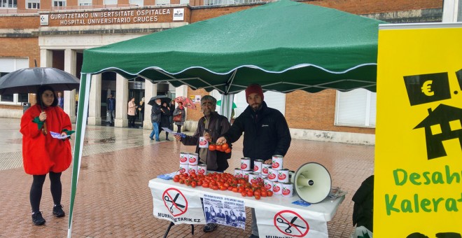 Reparto de tomates realizado por Berri Otxoak en el exterior del Hospital de Cruces, en Barakaldo. BERRI OTXOAK
