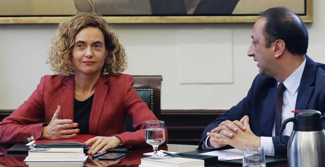La presidenta de la Cámara, Meritxell Batet (c), junto al vicepresidente segundo de la Mesa del Congreso, Alfonso Rodríguez Gómez de Celis (d),