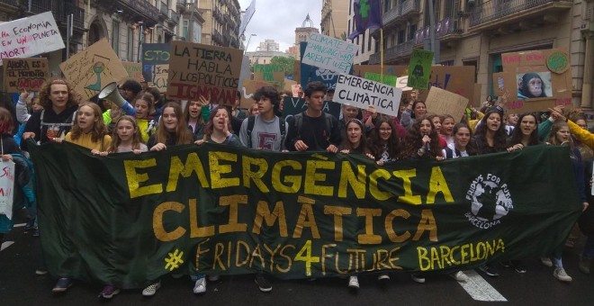 Capçalera de la manifestació de Fridays for Future a Barcelona per l'emergència climàtica en el marc de la segona vaga climàtica mundial. @PlataformaZeo