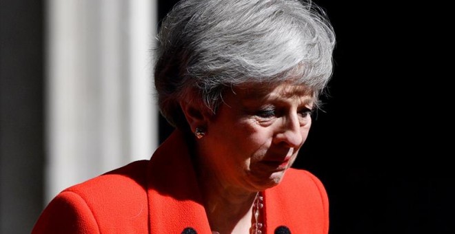 La primera ministra británica, Theresa May, se emociona mientras hace una declaración para anunciar que dimitirá el próximo 7 de junio. EFE