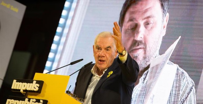 Ernest Maragall, amb Oriol Junqueras, a la pantalla, de fons, en el tancament de campanya d'ERC. EFE / ENRIC FONTCUBERTA
