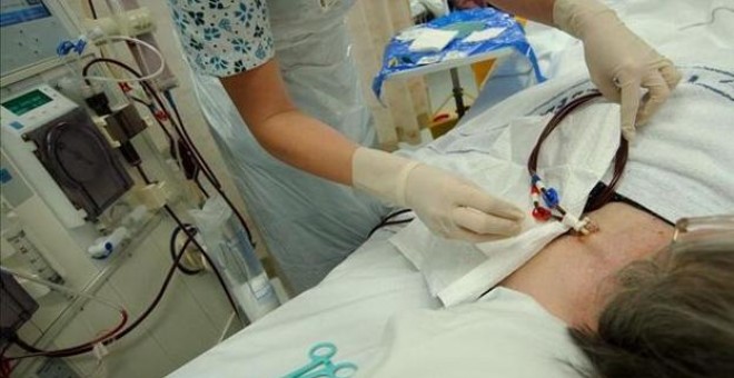 Un paciente de diálisis renal durante un tratamiento.- EFE