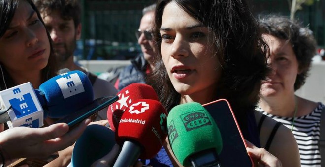 La candidata de Unidas Podemos IU Madrid en Pie para la Comunidad, Isa Serra, hace declaraciones tras ejercer su derecho al voto en el CEIP Valdebernardo. EFE