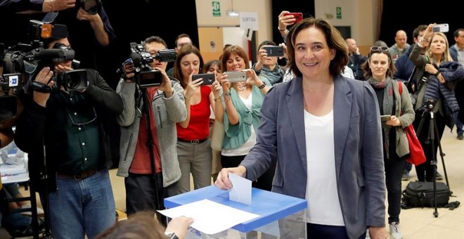 La alcaldesa y candidata de Barcelona en Comú a la reelección, Ada Colau, deposita su voto en el Centro Cívico La Sedeta de Barcelona, en las elecciones municipales y europeas que se celebran este domingo. EFE/Alejandro García