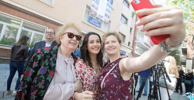 La líder de Cs en Cataluña y portavoz nacional del partido, Inés Arrimadas (c), se fotografía con dos simpatizantes tras votar en el colegio Ausías March de Barcelona, en las elecciones municipales y europeas que se celebran este domingo. EFE/Marta Pérez