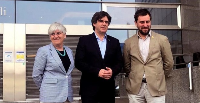 Clara Ponsatí, Carles Puigdemont i Toni Comín a Brussel·les. EFE / Lara Malvesi