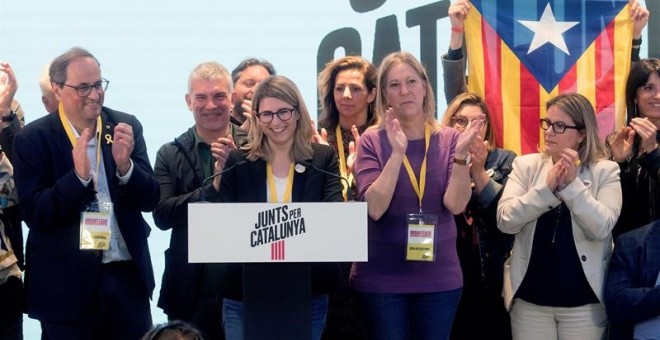La dirigent de JxCat, Elsa Artadi al costat del president de la Generalitat, Quim Torra i de Neus Munté, després de donar-se a conèixer els resultats de les eleccions del 26M. EFE/Marta Pérez