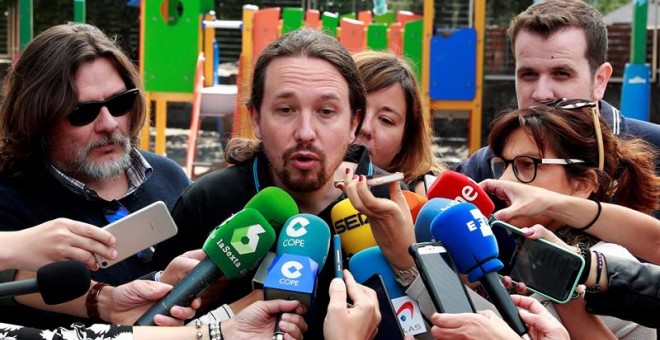 Pablo Iglesias atendiendo a los medios de comunicación tras votar. /EFE