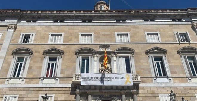 Pancarta en solidaritat amb els presos polítics a la façana de l'edifici de la Generalitat, recol·locada pel president Quim Torra. Europa Press