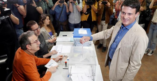 Manuel Valls en el moment de votar. EFE / TONI ALBIR