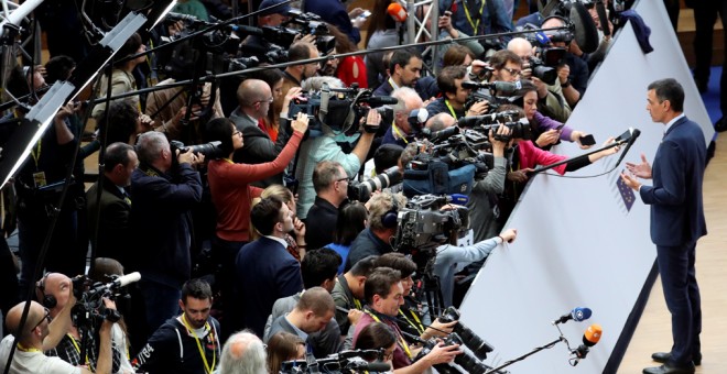 El presidente del Gobierno, Pedro Sánchez, hace declaraciones a los periodistas a su llegada a la cumbre de Bruselas sobre los nombramientos en las instituciones comunitarias tras las elecciones del 26-M. REUTERS/Yves Herman