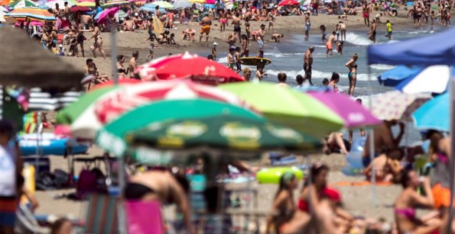 Numerosas personas disfrutando del buen tiempo y calor en la playa de la Misericordia en Málaga el pasado sábado, 25 de mayo. /EFE