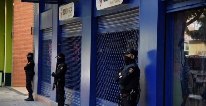 Un amplio dispositivo de Policía Nacional ante la sede de la Sociedad Deportiva Huesca. (JAVIER BLASCO | EFE)