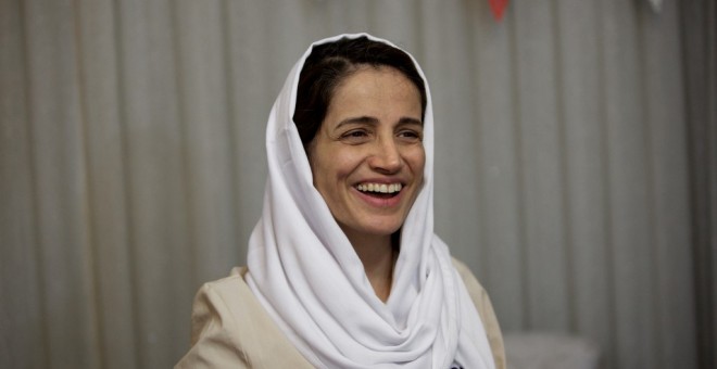 18/09/2013 - La abogada iraní Nasrin Sotoudeh sonríe en su casa en Teherán en septiembre de 2013 | AFP/ Behrouz Mehri