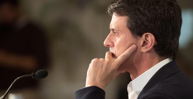 Manuel Valls durante la primera rueda de prensa que ha realizado tras las elecciones del 26-M y en la que ha ofrecido un acuerdo a Ada Colau y Jaume Collboni. (MARTA PÉREZ | EFE)