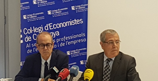 Albert Carreras i Modest Guinjoan durant la presentació de l'informe del Col·legi d'Economistes. CEC