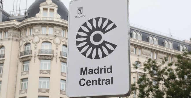Señal en la vía pública para informar de una zona afectada por Madrid Central | Ayuntamiento de Madrid.