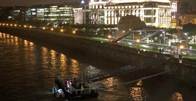 Los equipos de rescate buscan en el río Danubio a los turistas desaparecidos. (BERNADETT SZABO | EFE)