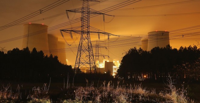 Torres de alta tensión cerca de una central eléctrica. E.P.