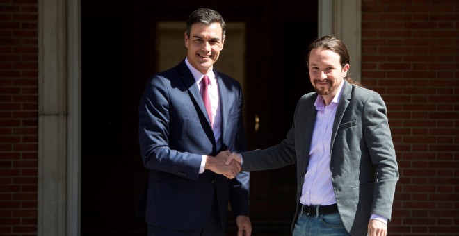 El presidente del Gobierno en funciones, Pedro Sanchez, saluda al líder de Podemos, Pablo Iglesias, en la entrada del Palacio de la Moncloa, antes de su reunión el pasado 7 de mayo, tras las elecciones del 28-A. EFE