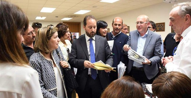 Representantes de las diversas formaciones políticas en el recuento oficial realizado por la Junta Electoral de las elecciones municipales de León. (J. CASARES | EFE)