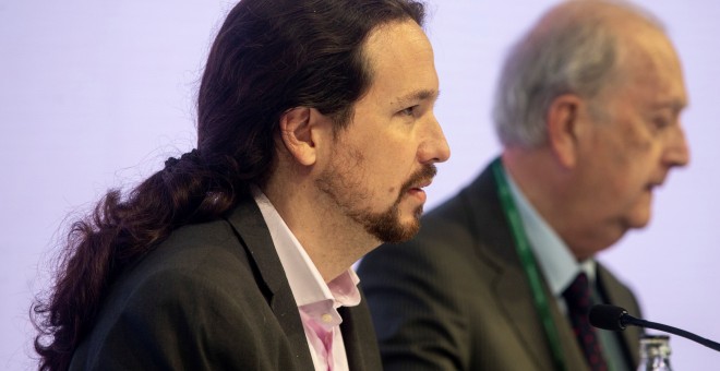 El secretario general de Podemos, Pablo Iglesias, junto al presidente del Circulo de Economía Juan José Bruguera, en la reunión anual de la asocición empresarial en Sitges. EFE/ Quique García