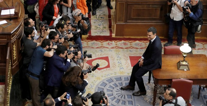 Pedro Sánchez posa ante los fotógrafos en el hemiciclo del Congreso de los Diputados tras ganar la moción de censura contra Mariano Rajo, el 1 de junio de 2018. REUTERS/Emilio Naranjo