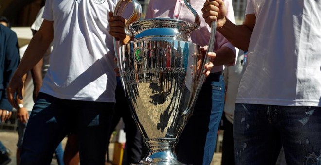 Llegada del trofeo de la UEFA Champions League a la Puerta del Sol de Madrid, durante la ceremonia de apertura del UEFA Champions Festival, un evento anual que tiene lugar en la ciudad sede de la final de la UEFA Champions League en los días que giran en