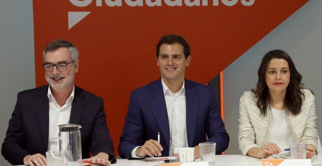 El presidente de Ciudadanos, Albert Rivera (i); la portavoz de la ejecutiva y secretaria de Formación, Inés Arrimadas; y el secretario general, José Manuel Villegas (i), durante la reunión del Comité Ejecutivo de la formación naranja celebrada este lunes