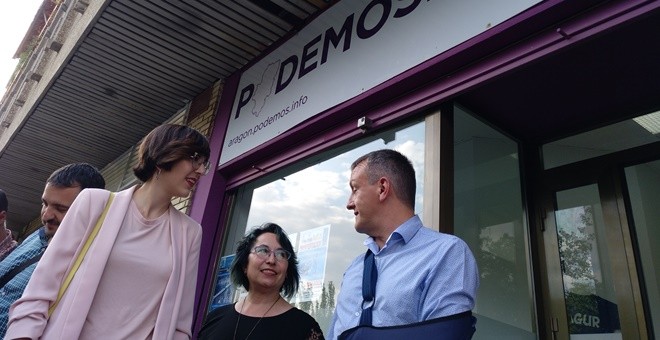 Violeta Barba, junto con el concejal Fernando Rivarés y la exdiputada Amparo Bella, que ocupará su puesto en el Ayuntamiento de Zaragoza. Eduardo Bayona