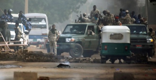 Militares sudaneses desplegados por las calles de Jartum. - AFP