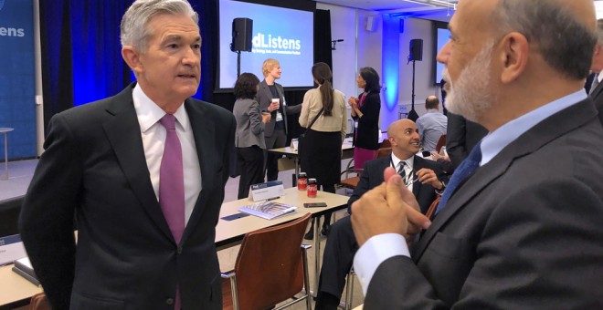 El presidente de la Reserva Federal (Fed), Jerome Powell, conversa con Ben Bernanke, uno de sus predecesores en el banco central estadounidense, antes de participar en una conferencia en Chicago. REUTERS/Ann Saphir
