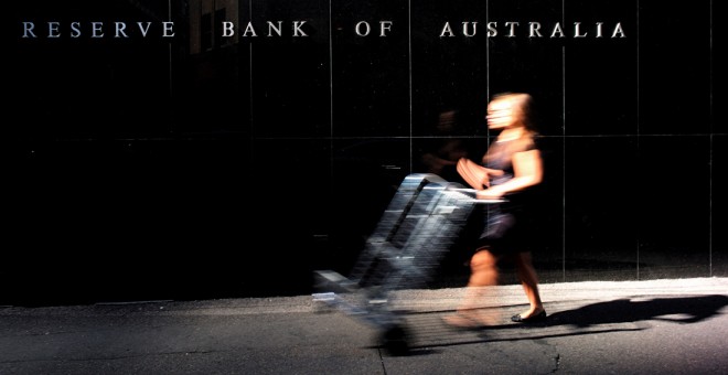 Un repartidor pasa por delante del edificio del Banco de la Reserva de Australia. REUTERS/Jason Reed