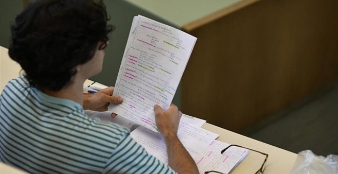 Un estudiante repasa sus apuntes instantes antes del examen de selectividad./ Oscar Cañas (Europa Press)