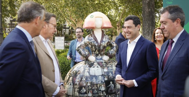 El presidente Juanma Moreno, tras visitar hoy la exposición Ecomeninas Andalucía Gallery, en Sevilla.