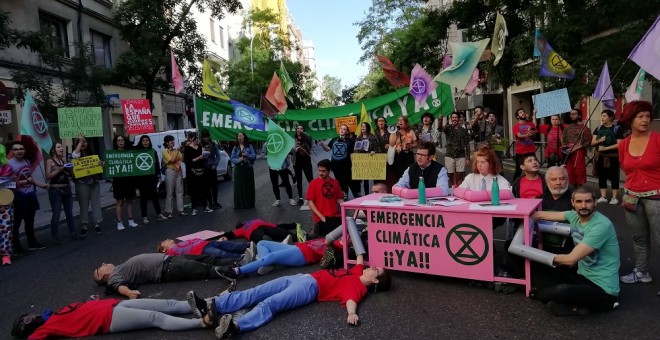 05/06/2019- El colectivo Extinction Rebellion corta la calle Ferraz para exigir 'emergencia climática'. / Paula Peñacoba