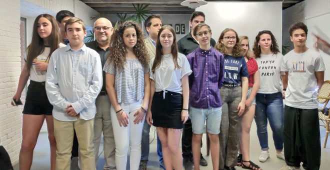 Esteban Beltrán, director de Amnistía, Koldo Casla, autor del informe sobre acoso escolar, y varios adolescentes que han participado en el mismo en la rueda de prensa celebrada en Madrid. J.Y.