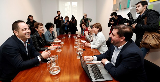 La secretaria general del PSN, María Chivite (i), y la presidenta de Navarra y líder de Geroa Bai, Uxue Barkos, en el inicio de la reunión que han mantenido este miércoles. EFE/ Jesús Diges