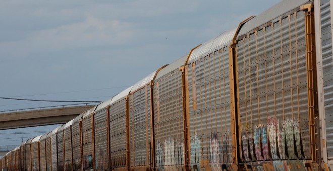 Un tren de carga se ve cerca de la frontera entre los EE. UU. y México, en Laredo. Reuters
