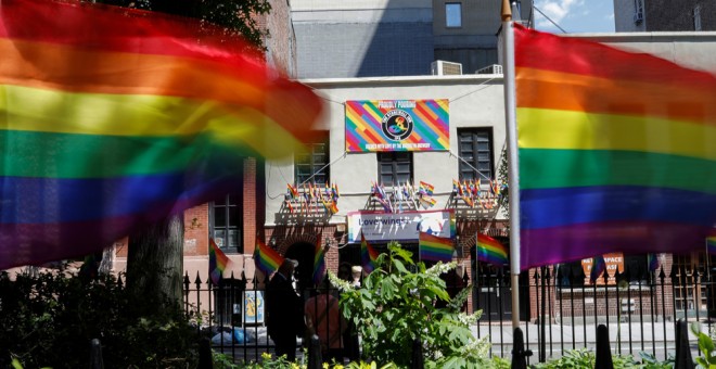 Banderas arcoiris ondean a las afueras del Stonewall Inn, símbolo de la lucha del colectivo LGTB en Nueva York. /REUTERS