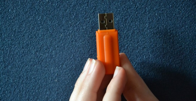 Una mujer sostiene un 'pendrive', en una imagen de archivo. / PIXABAY