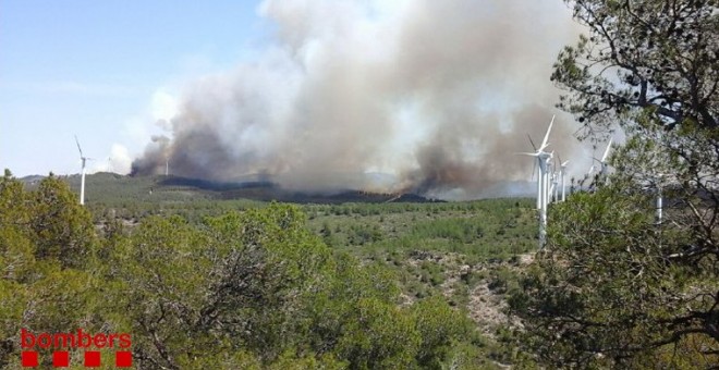 Imatge de l'incendi del Perelló. @BombersCat