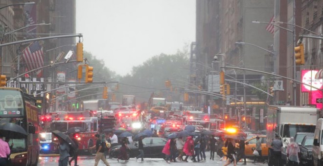 Camiones de bomberos y ambulancias se concentran en el lugar del accidente. (BRENDAN McDERMID | REUTERS)