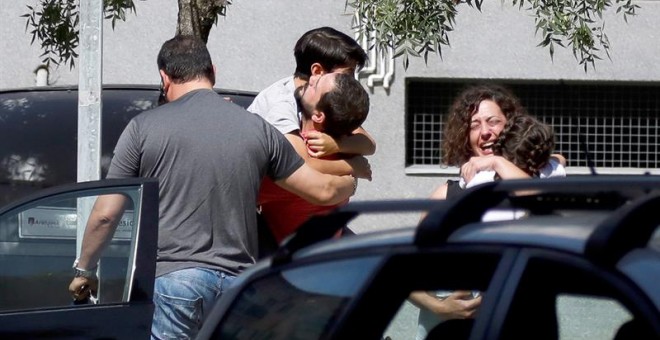 Familiares de las víctimas del tiroteo en Aranjuez. EFE/David Fernández