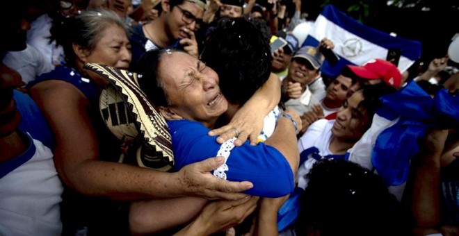 Ana Julia Urbina, madre del líder opositor Yubrank Suazo, llora al abrazar su hijo tras ser liberado y llevado a casa. EFE/ Jorge Torres