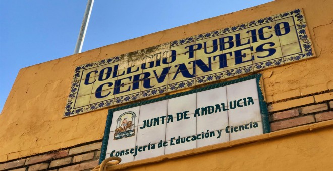 Detalle de la fachada del colegio de Dos Hermanas (Sevilla). / EUROPA PRESS