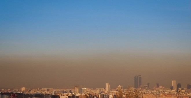La 'boina' de contaminación sobre la ciudad de Madrid.  SERGIO CAMBELO
